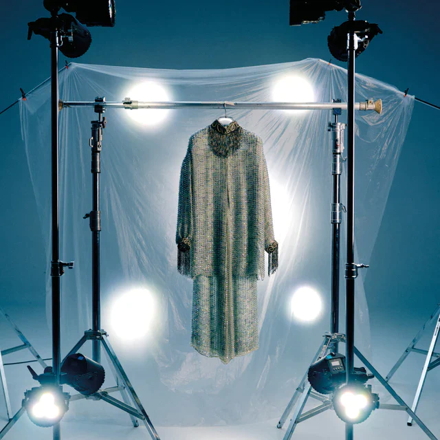 ジョルジオ アルマーニ 50年にわたる創造の軌跡を辿る「ARMANI/Archivio」展、銀座タワーで限定開催