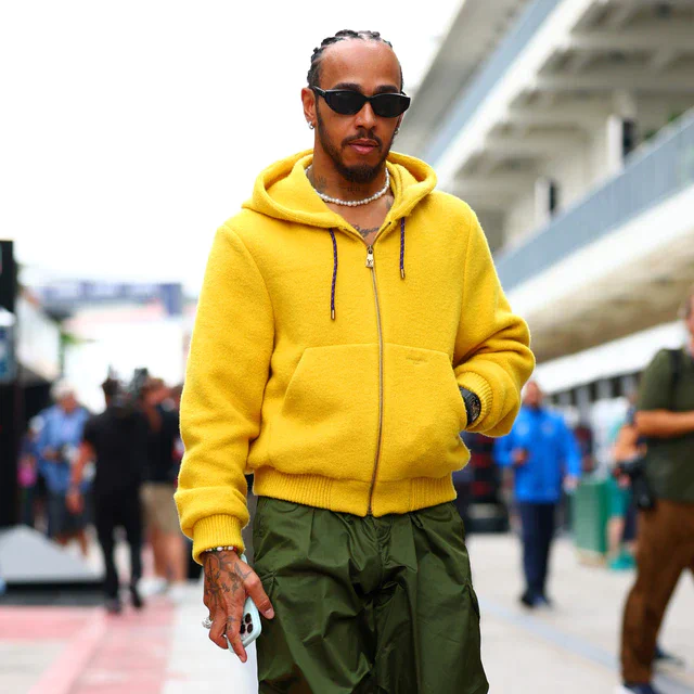 ルイ・ヴィトンのウールパーカーとナイロンカーゴパンツを着用したンルイス・ハミルトン、F1アメリカグランプリのパドックに登場