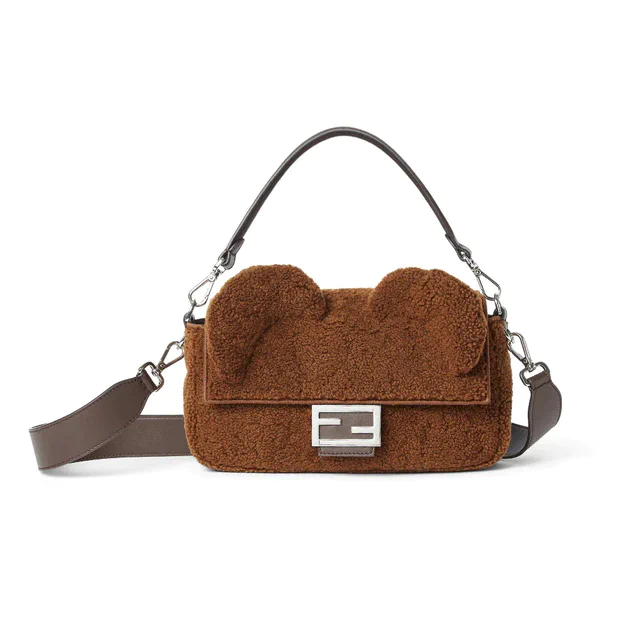 フェンディ テディイヤーとシアリングで包む秋冬の新作、「バゲット」と「フェンディ ルイ」に見る温もりと洗練