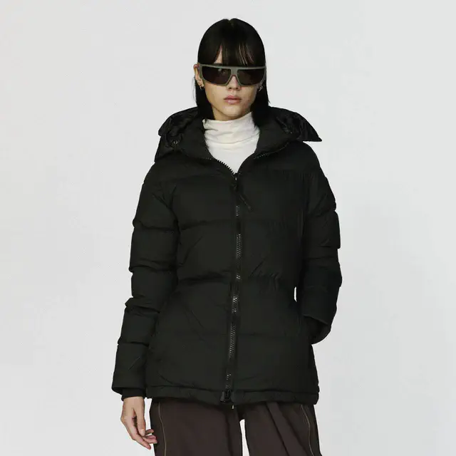 カナダグースの街を彩る冬、主要百貨店で出会うMade in CANADAの実力とブラックレーベルの名作