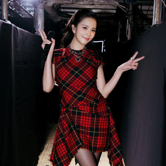 マックイーン McQueen ブラック ピンクのジスがタータンミニドレスでステージに登場