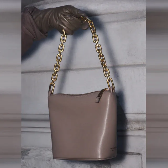 エンポリオ アルマーニ 2025年秋冬新作バッグ、柔らかな曲線とゴールドチェーンが奏でる洗練の美