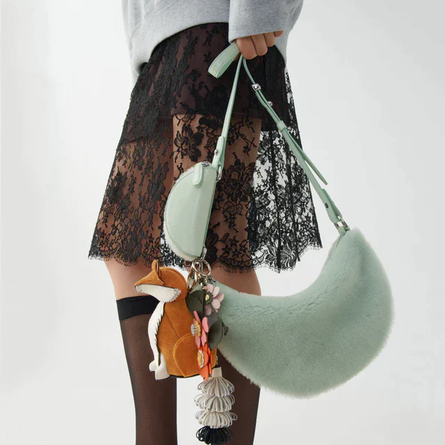 ケイト・スペードの人気シリーズ「KSDuo」に温もりと遊び心あるシアリング素材の新作が登場、ポップアップショップも開催