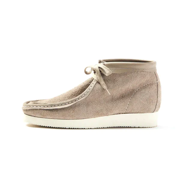 クラークスとインヴィンシブルの初コラボ、共作が導く“非対称の美”を纏う新作ワラビー