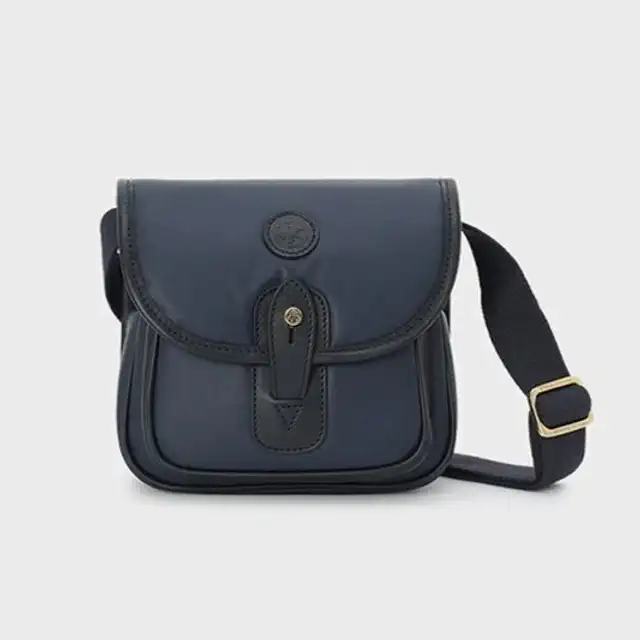 ハンティングワールド 60周年を記念、ブルックス ブラザーズとの協業で生まれた特別コラボレーションバッグ