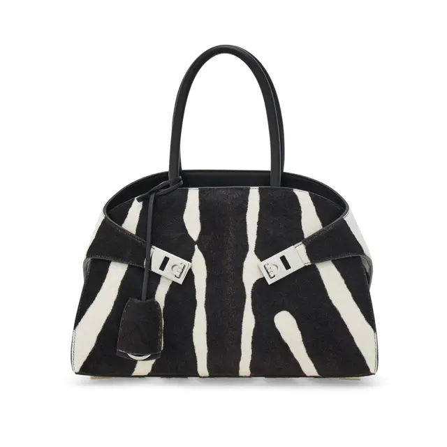 フェラガモ 銀座本店1階が新装、邸宅の温もりを宿した空間と限定コレクションを公開