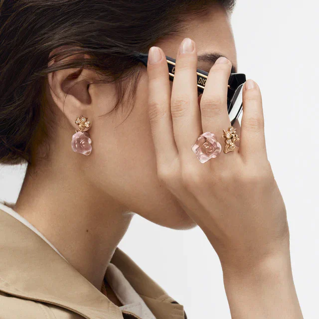 ディオール ファインジュエリー「ラ ローズ ディオール」より、新たな花々が咲く新作ヴィジュアルが公開