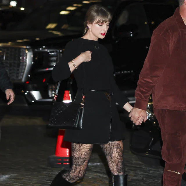 ルイ・ヴィトン テイラー・スウィフトが選んだ、「クッサン PM」と「レガシー ブーツ」で魅せる冬の装い