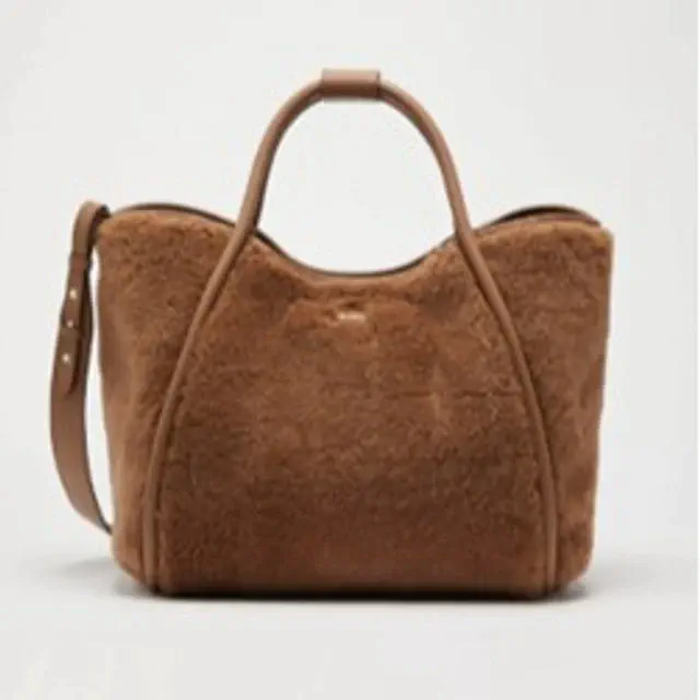 マックスマーラ の「キャメル」に浸る、表参道ポップアップストアで出会うタイムレスコートと名品コレクション