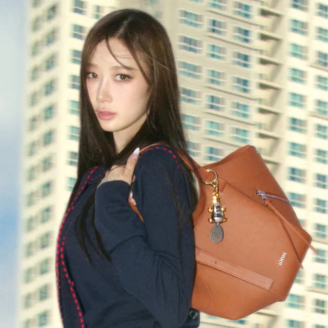 ロエベ aespa のジゼルを起用した最新キャンペーン、ソウルの街で新作バッグと共に映す静と動