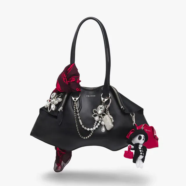 マックイーンの新作「マンタ」バッグ、デ・マンタのアーカイブが2026年春夏プレコレクションで進化