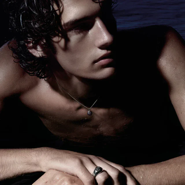 ジョルジオ アルマーニ 初のメンズ ファインジュエリーで描く、ブラックダイヤモンドの新しい男性像