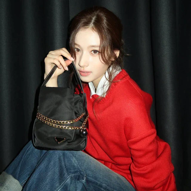 TWICEのSANAがミラノで魅せた、プラダの「赤」、秋の装いをモダンに昇華する洗練のレイヤードスタイル