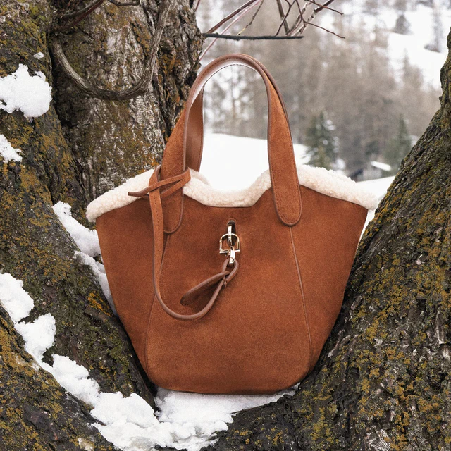 ジョルジオ アルマーニ ネーヴェ 2025秋冬、テクニカルファブリックとシアリングが紡ぐマウンテンリゾートの新定番