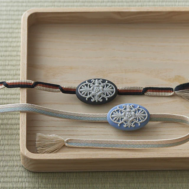 ウェッジウッド ジャスパー製「帯留め アラベスク」、数量限定の和装アクセサリーとWedgwood KIMONOコレクション