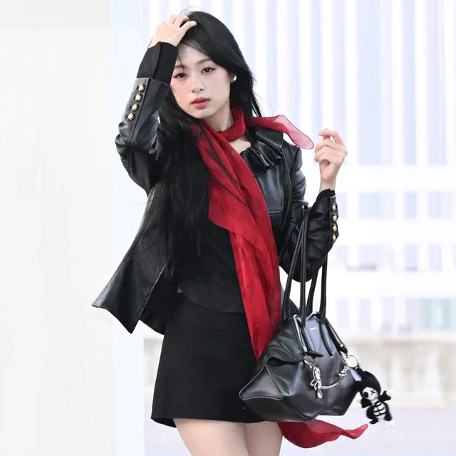 マックイーン BabyMonsterのアヒョンとファリタ、マンタバッグとシルクシフォン スカルスカーフを纏う仁川空港スナップ