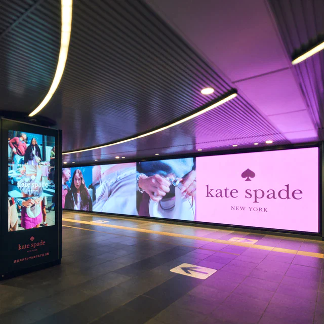 ケイト・スペード 冬のキャンペーン「Spark Something Beautiful」とKSDuoが渋谷駅地下をジャック