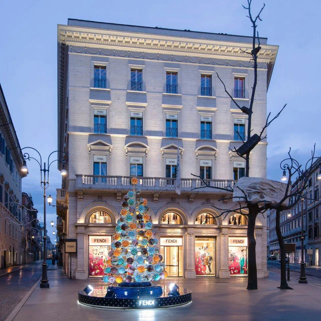 フェンディの2025年ホリデーシーズン、バタフライが舞うウィンドウとツリーが彩る世界各地のブティック
