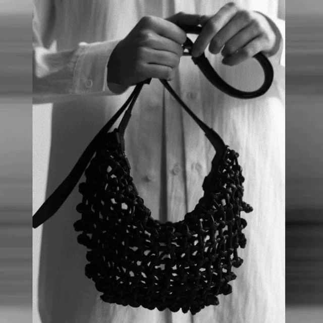 ヨウジヤマモト discord Yohji Yamamoto 新宿伊勢丹でPOP-UP STOREを開催、マクラメ編みの手仕事が光るバッグコレクションを先行展開