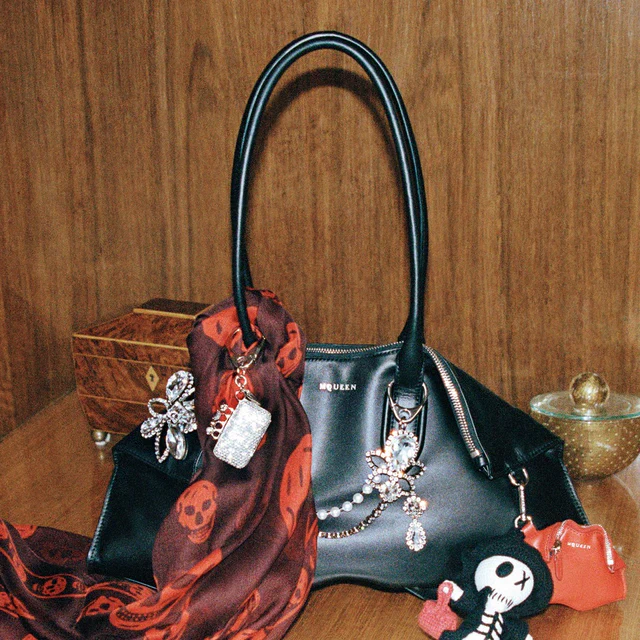 マックイーン 2026年春夏プレコレクション、若き反逆者のテーラリングとマンタ バッグが登場