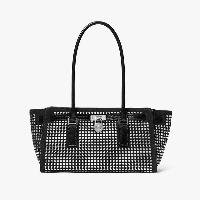 マイケル・コース ホリデー2025キャンペーン、オリヴィア・パレルモらが纏うアプレスキー気分とアイコニックバッグのホリデースタイル