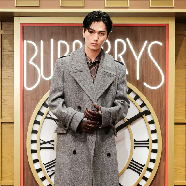 バーバリーを着こなす西野七瀬と大平修蔵、阪急うめだ本店でのポップアップストアに来場