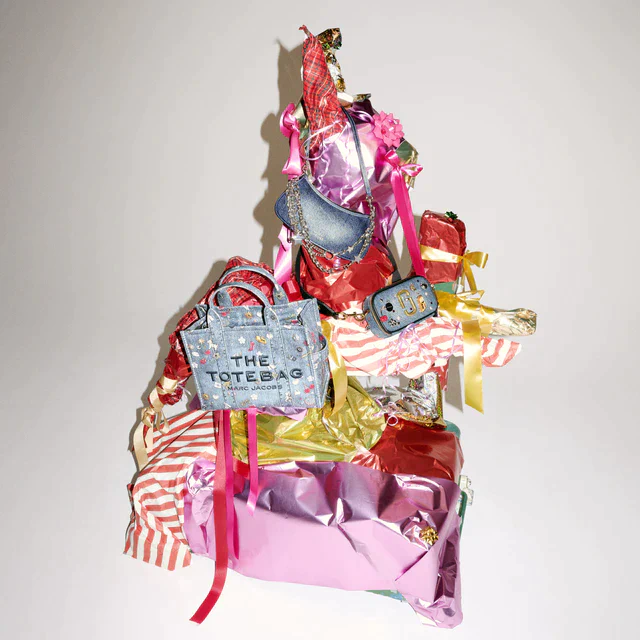 マーク ジェイコブスの冬ギフト特集、ホリデーを彩るトートバッグとチャームコレクション