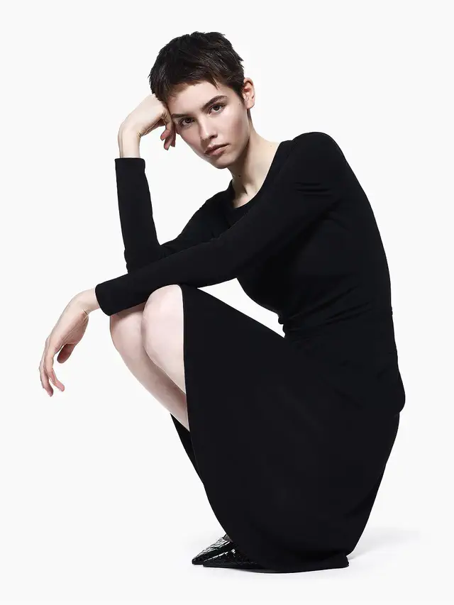 ジョルジオ アルマーニ、伊勢丹新宿店の新ウィメンズブティックでまとうタイムレスなブラックドレス