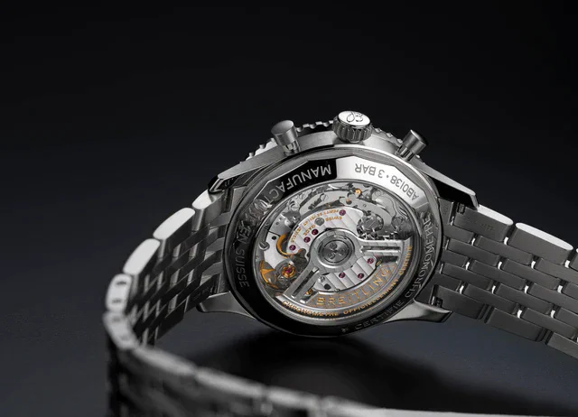 ブライトリングのアイコニックなナビタイマー、日本限定ブラック マザーオブパールダイヤルがかなえるモダンなパイロットウォッチ