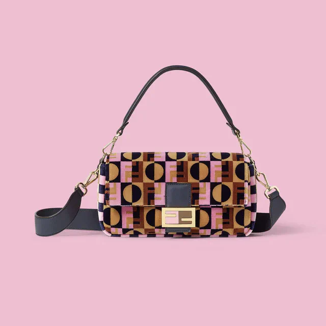 フェンディが Netflix「エミリー、パリへ行く」とコラボ、シーズン5記念スペシャルカプセルコレクションが登場