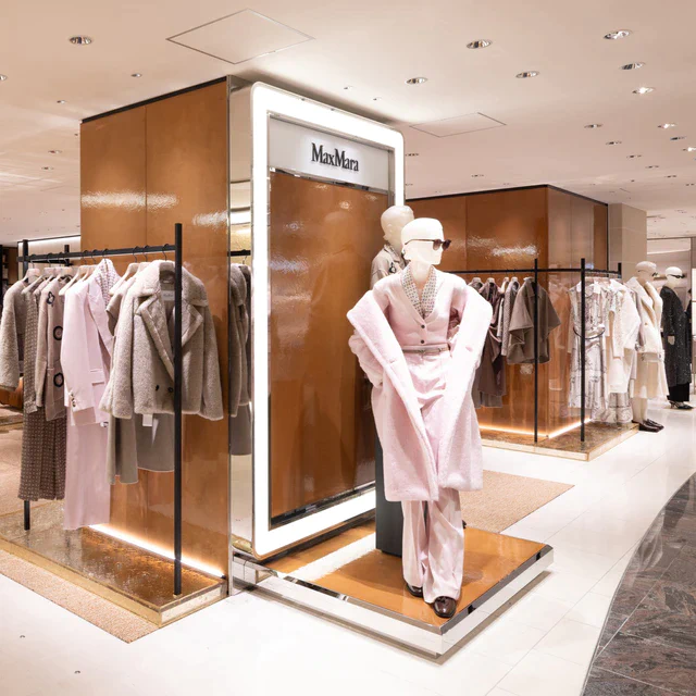 マックスマーラ 伊勢丹新宿店リニューアル、テディベア・ケープ先行販売でかなえる冬のエフォートレススタイル