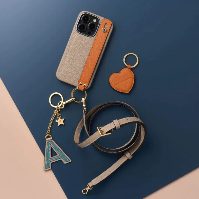 ボナベンチュラのハンドル付きスマホケース、SPURコラボの開運カラー別注モデルが限定発売