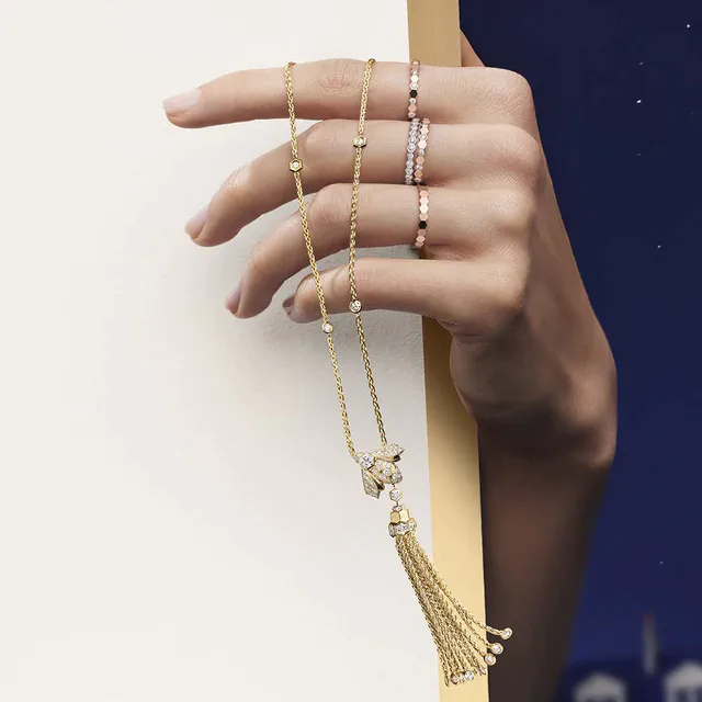 ショーメ「Catch me in PARIS」ホリデーキャンペーン、愛と幸運を託すペンダントと3つのアイコニックコレクション