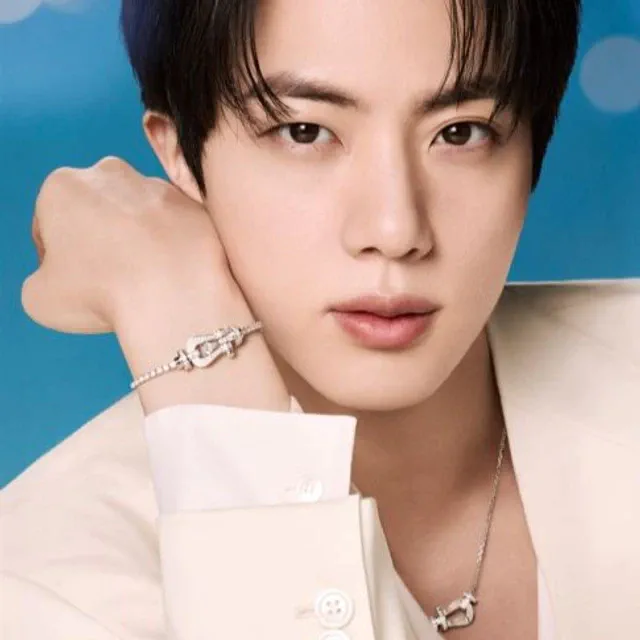 フレッド BTS JIN が纏うフォース10ブレスレットの特別なホリデーギフトガイド