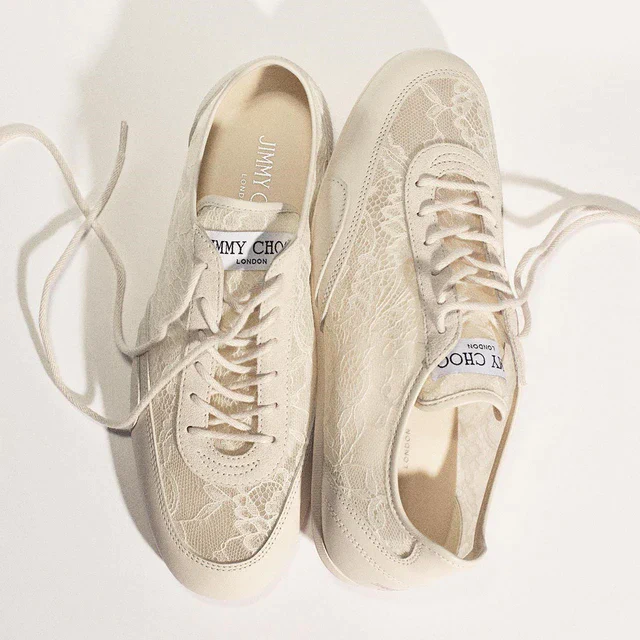 ジミーチュウより新作スニーカー「SUNNY」が登場、フェミニニティと軽やかなレースでデイリーコーデを更新