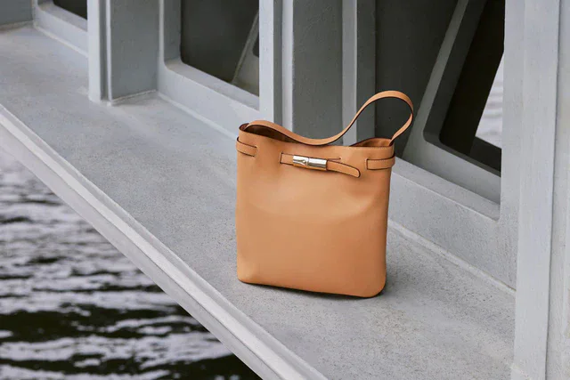 ロンシャンの新作「ル スマート」とともに、「エピュレ」「ル ロゾ スリーク」「ル フローネ」からも新モデルや新色がラインナップ