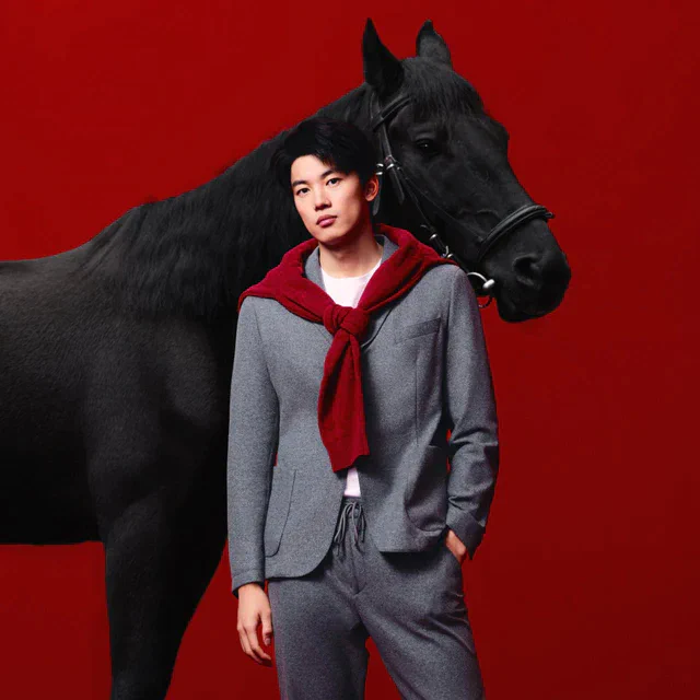 BOSS ワン・シュンが届ける「イヤー・オブ・ザ・ホース」、中国の金工芸を映した午年カプセルで新年のワードローブを更新
