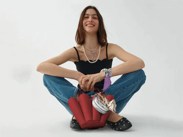 ケイト・スペード 2026年バレンタインデー、ハート型ジュエリーとレッドジャム カラーバッグで贈る愛情たっぷりギフト提案