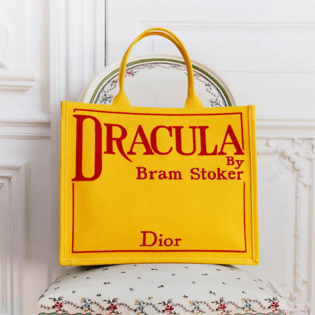 ディオールが贈る新しい「ディオール ブックトート」、古典小説のブックジャケットを刺繍した文学的コレクション