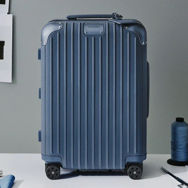 リモワ「Hybrid」にシーズン限定スカイブルー登場、短期から長期旅行