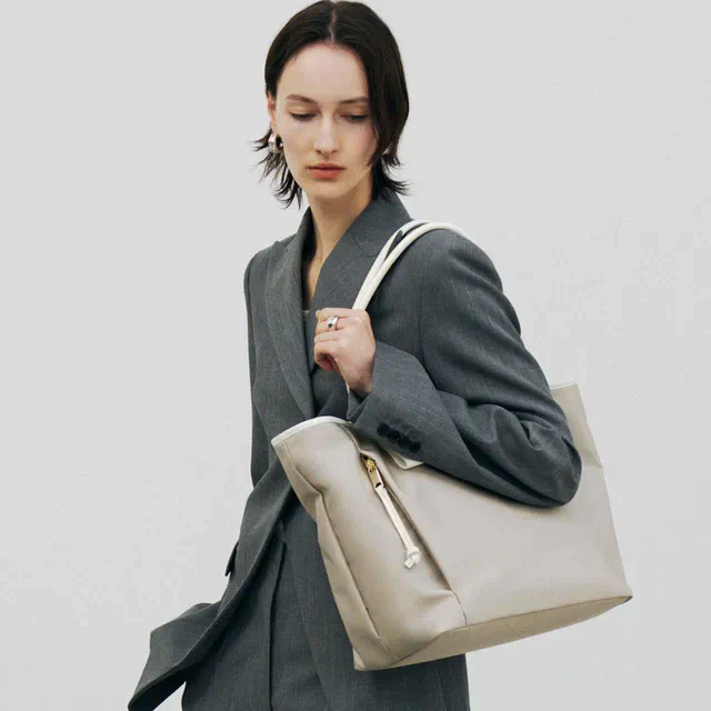 土屋鞄 ウィメンズライン「ルフープ」、軽やかな2wayナイロンショルダーと新色サンドグレージュで春夏スタイルを更新