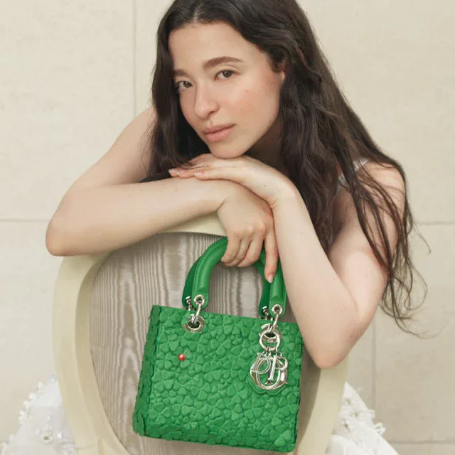 ディオール 2026年春夏、マイキー・マディソンが示す自分らしさと知性で形づくる「レディ」のスタイル