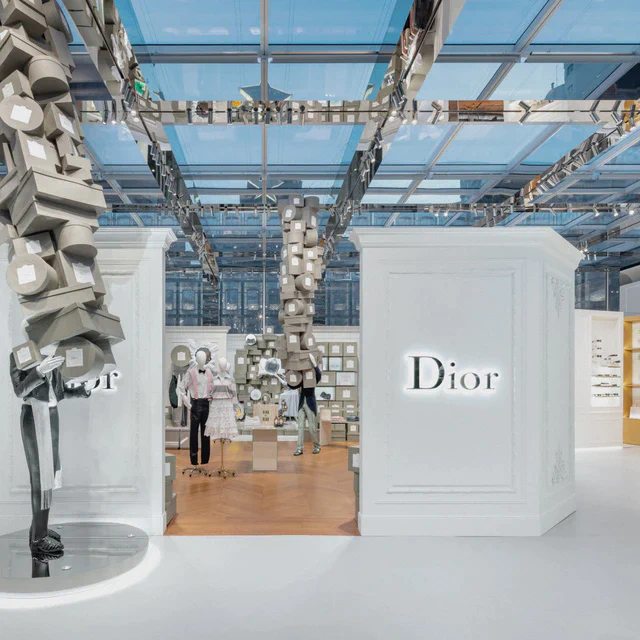 ディオール ジョナサン・アンダーソンの初コレクション、世界のブティックで広がる没入型ディスプレイ体験