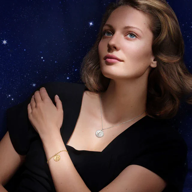 ヴァン クリーフ＆アーペル 天空の詩情を刻むゾディアック コレクション、黄道十二宮を讃える新作メダルとブレスレット