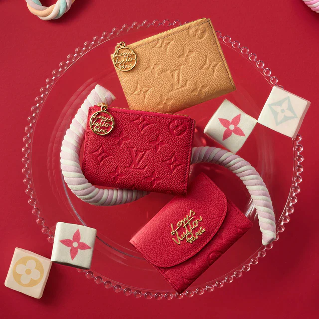ルイ・ヴィトンからレインボーな新作ウィメンズウォレットが登場、モノグラム·アンプラント レザーとゴールドのLVスクリプトに注目