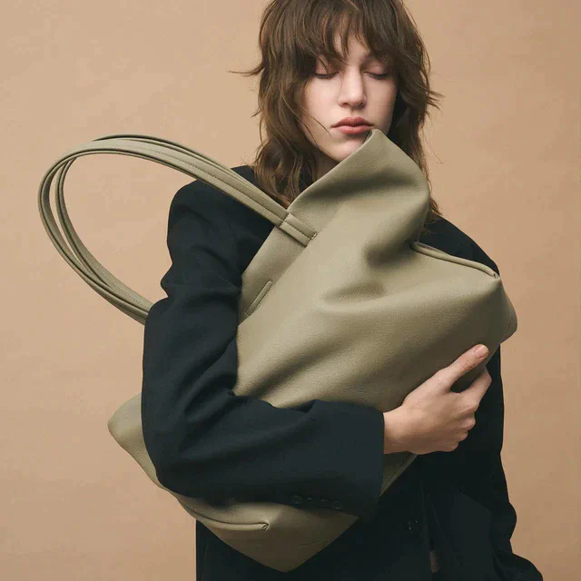 objcts.io「エッセンシャルデイリーホーボー・トート」のミニとラージが叶えるジェンダーレスなレザーバッグスタイル