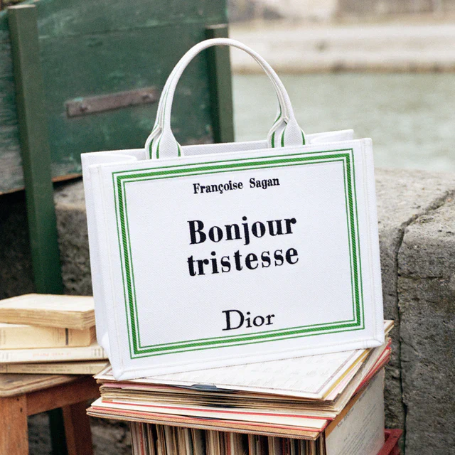 ディオールのアイコンバッグ「ディオール ブックトート」、ジョナサン・アンダーソンの新解釈と文学オマージュ