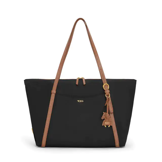 トゥミが午年を記念した限定バッグを展開、乗馬ディテールを効かせたAlpha BravoとVoyageurが登場