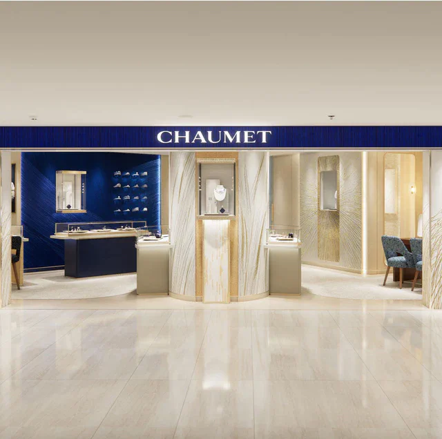 ショーメ 西武池袋本店に新ブティックオープン、パリのハイジュエリーメゾンの世界観が息づくサファイアブルーの空間