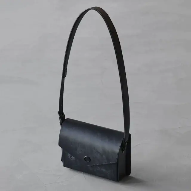 SHINYAKOZUKA × TSUCHIYA KABAN 第4弾コラボレーション、Pitti Uomoで輝いたSNOWY MIDNIGHTショルダーとカードケース